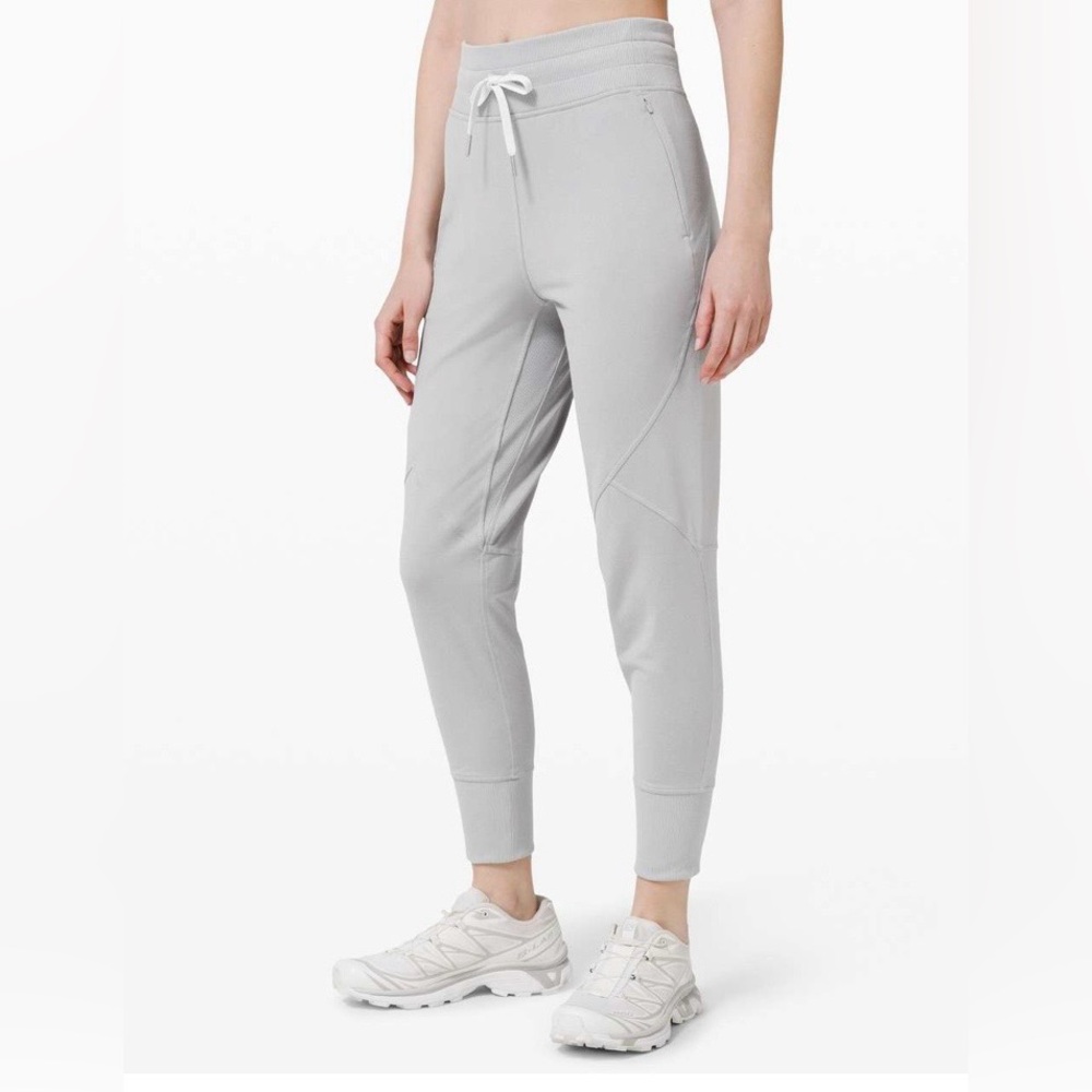 056 Lululemon Metro Miles Jogger EUC